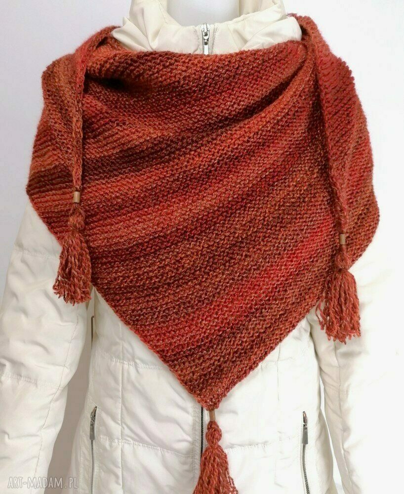 Trójkątna chusta w odcieniach czerwieni - ciepłe handmade na drutach