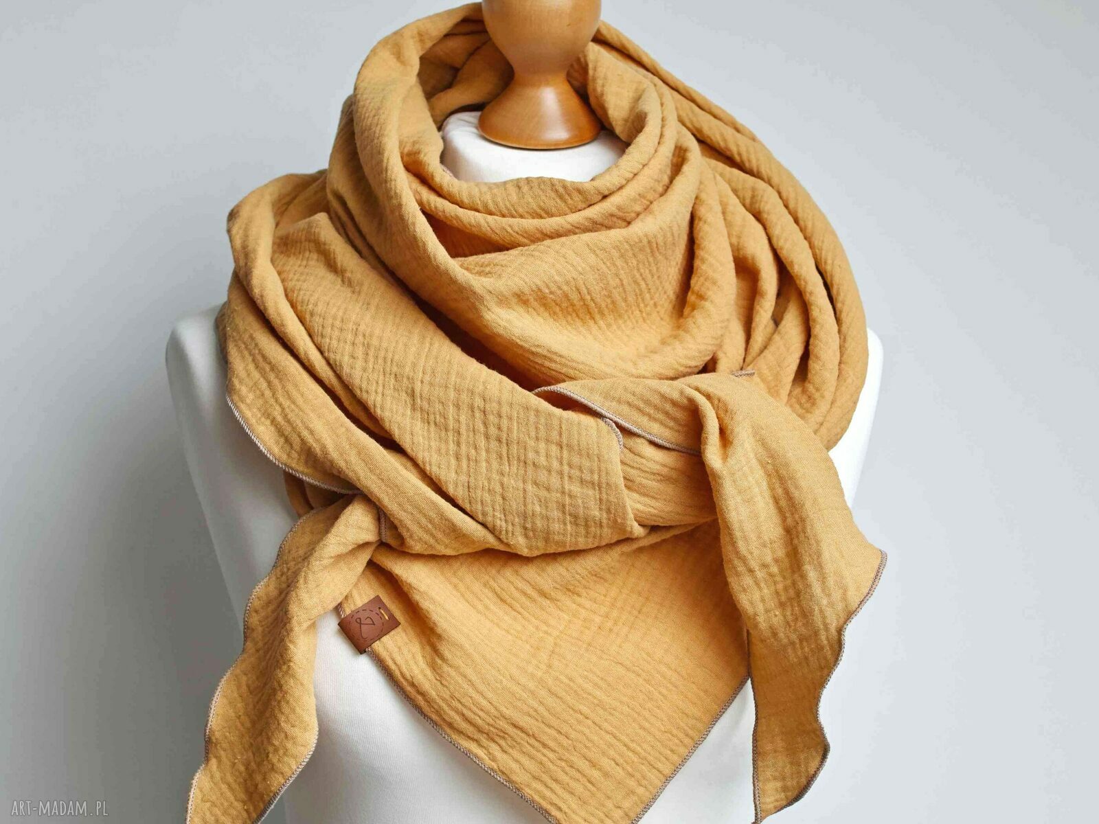 Trójkątna chusta bawełniana damska z muślinu w miodowym odcieniu - handmade na wiosnę i jesień