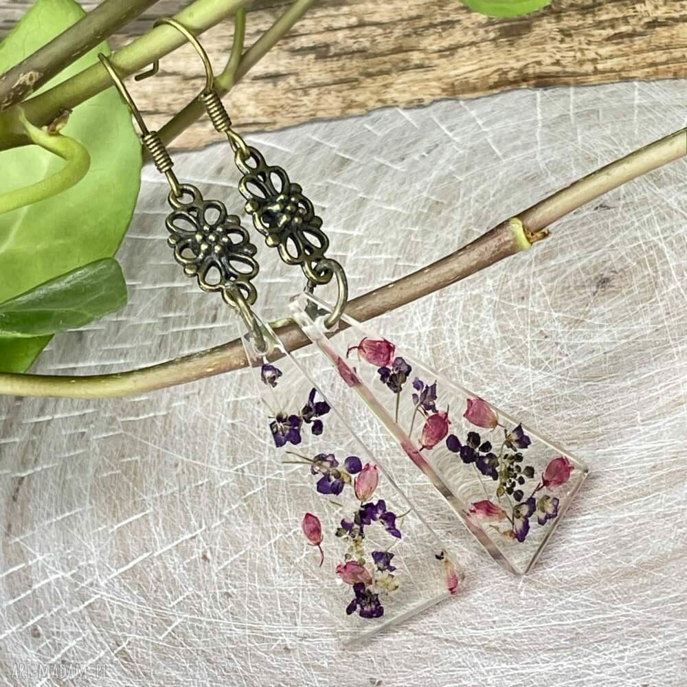 Trójkątne kolczyki z chabrami i fioletowymi kwiatami - handmade