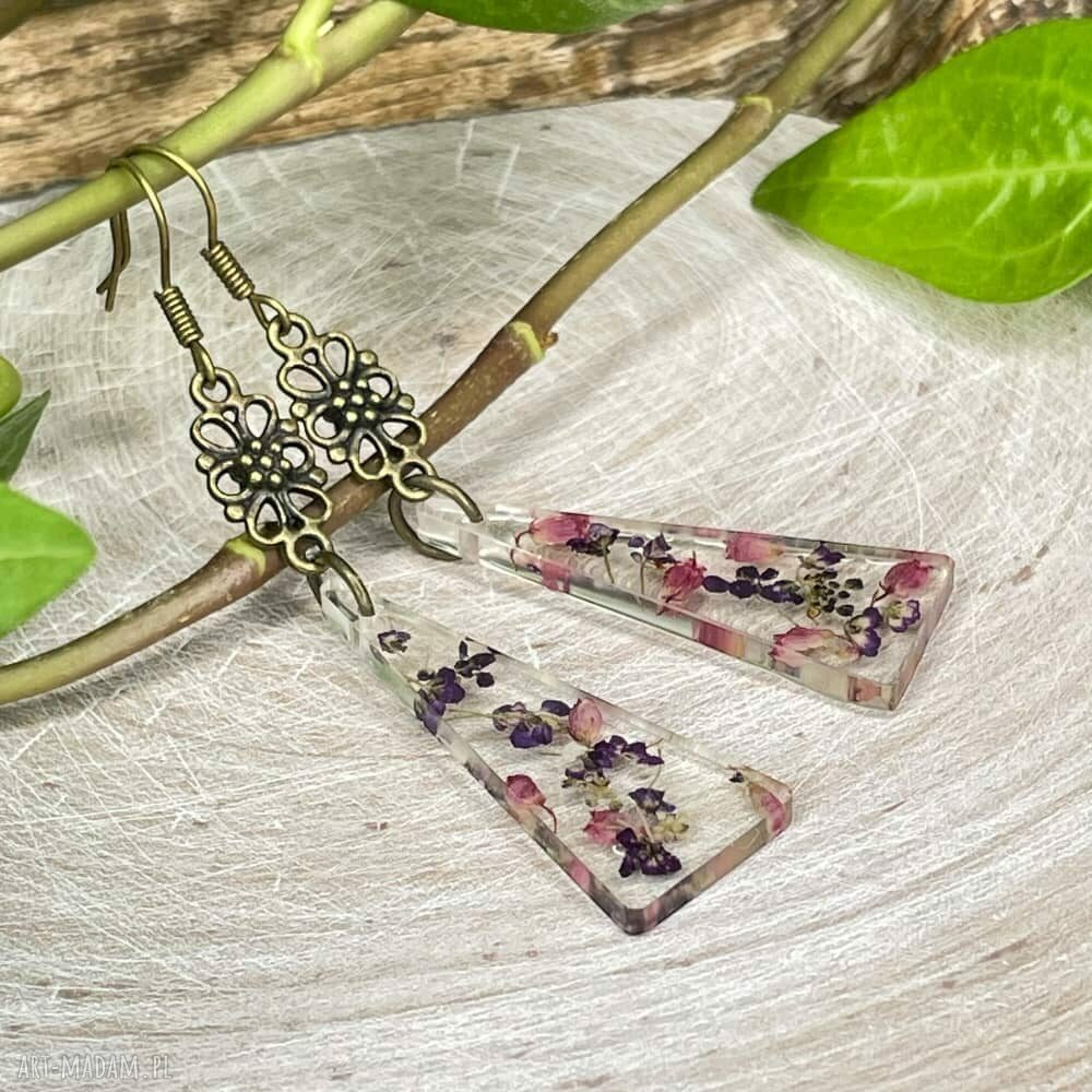 Trójkątne kolczyki z chabrami i fioletowymi kwiatami - handmade
