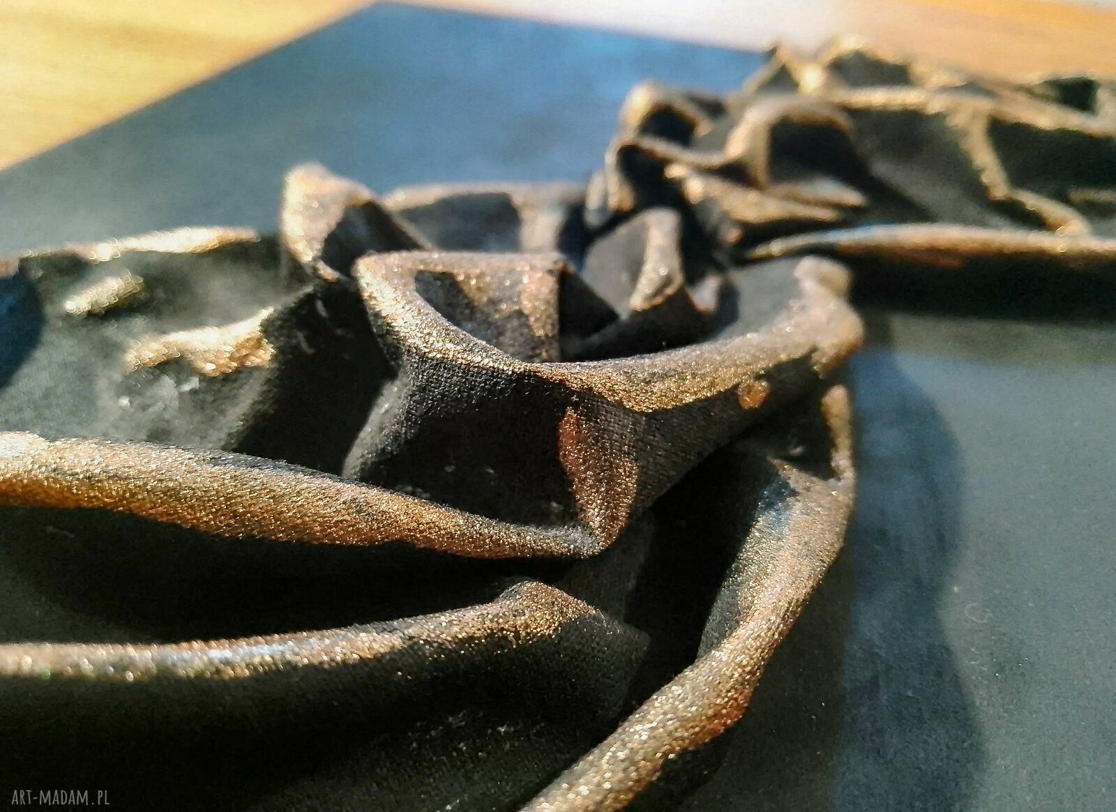 Tryptyk 3D Relief - ręcznie malowane obrazy nad sofę (czarna baza, antyczne złoto, mosiądz)