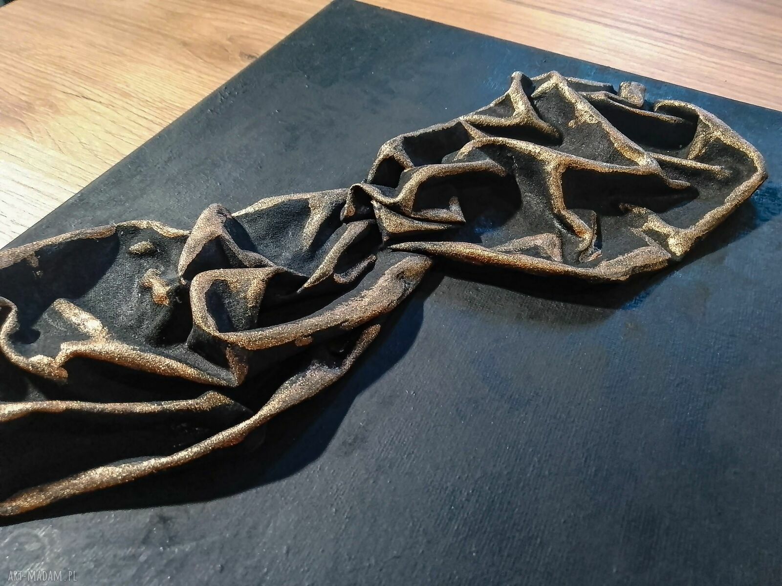 Tryptyk 3D Relief - ręcznie malowane obrazy nad sofę (czarna baza, antyczne złoto, mosiądz)