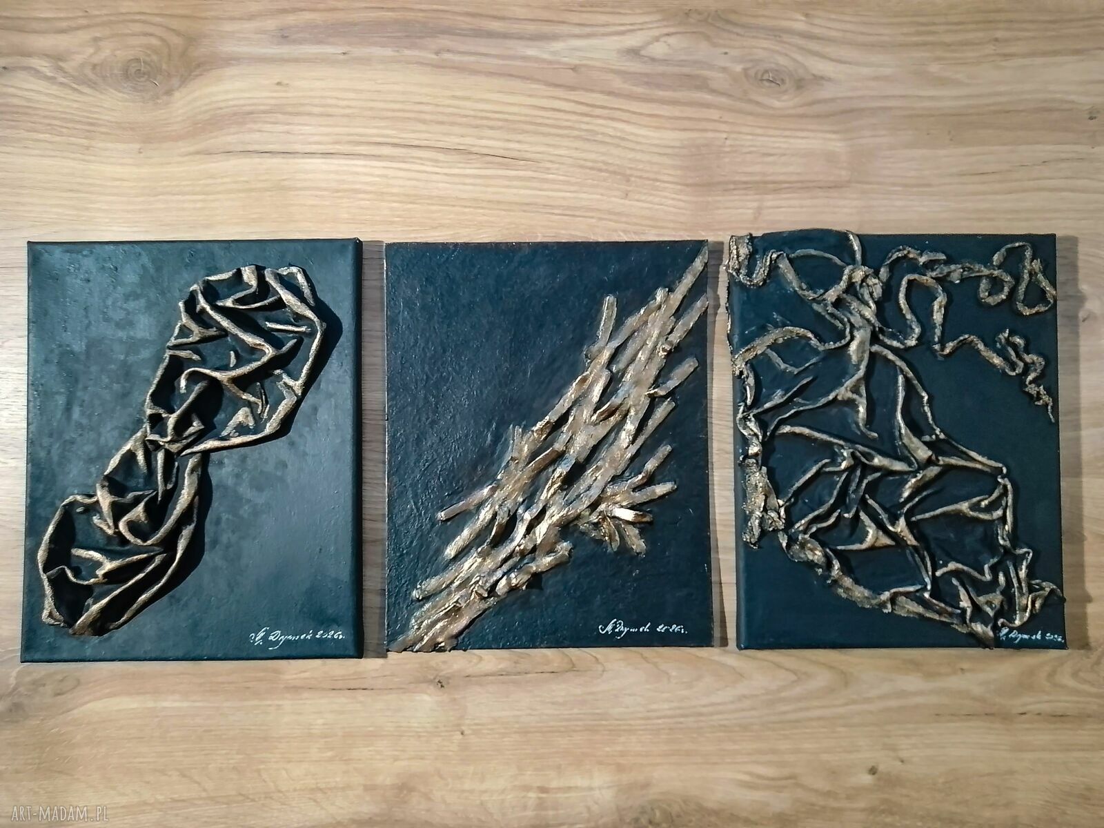 Tryptyk 3D Relief - ręcznie malowane obrazy nad sofę (czarna baza, antyczne złoto, mosiądz)