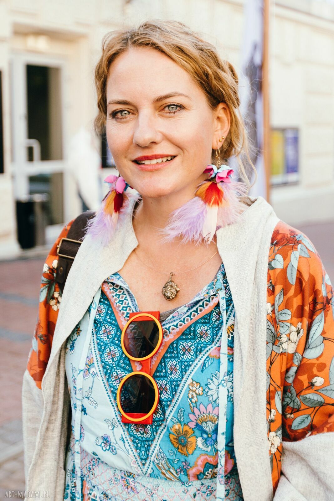 Kolczyki boho z kolorowymi piórami i kwiatami - lekkie szaleństwo