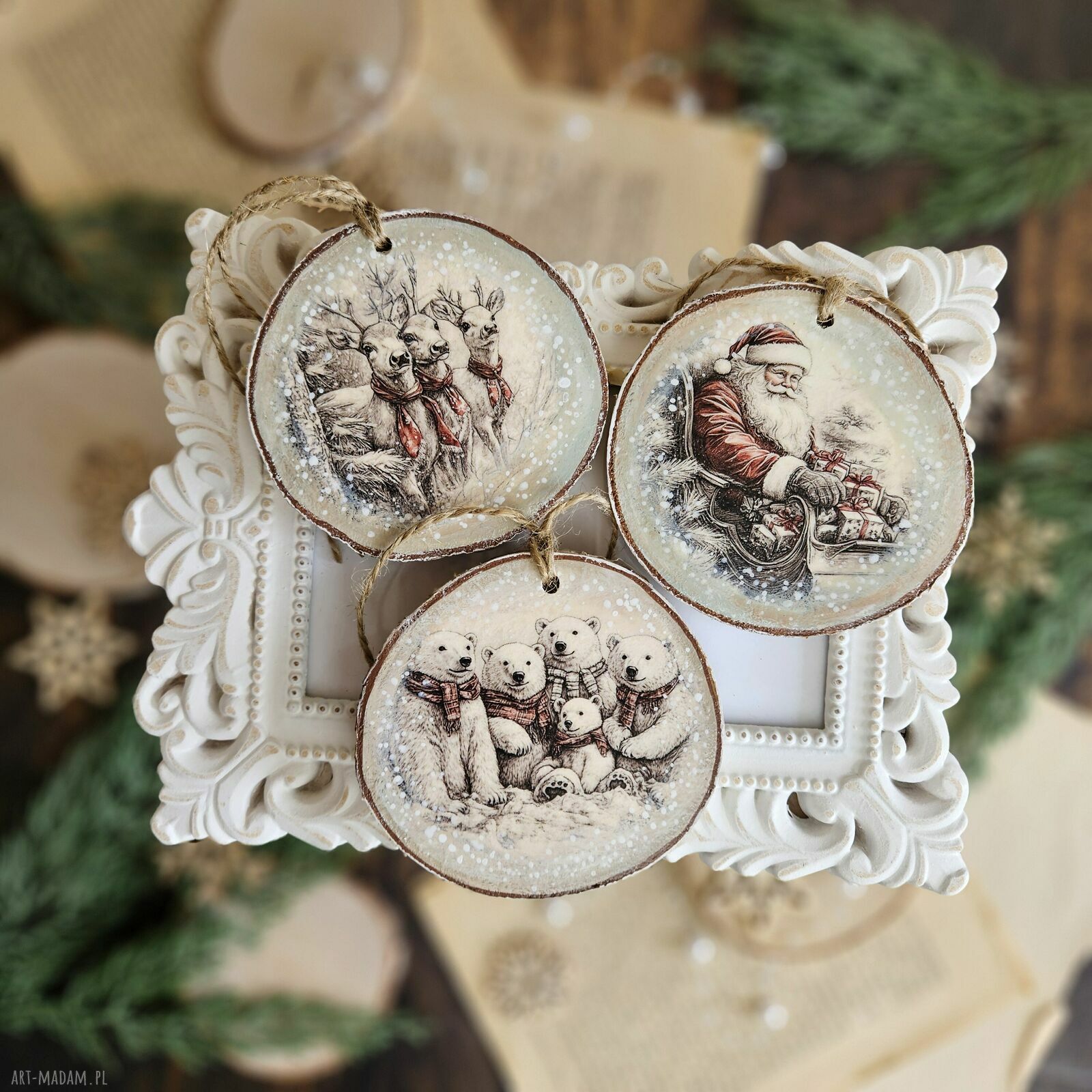 Zestaw 3 drewnianych plastrów świątecznych z decoupage na jutowym sznurku | Justyna Art