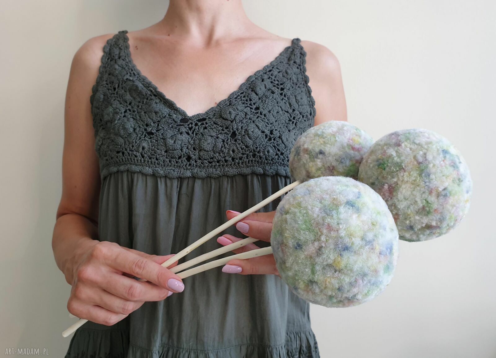 Trzy duże kwiaty z pomponów boho - dekoracja handmade