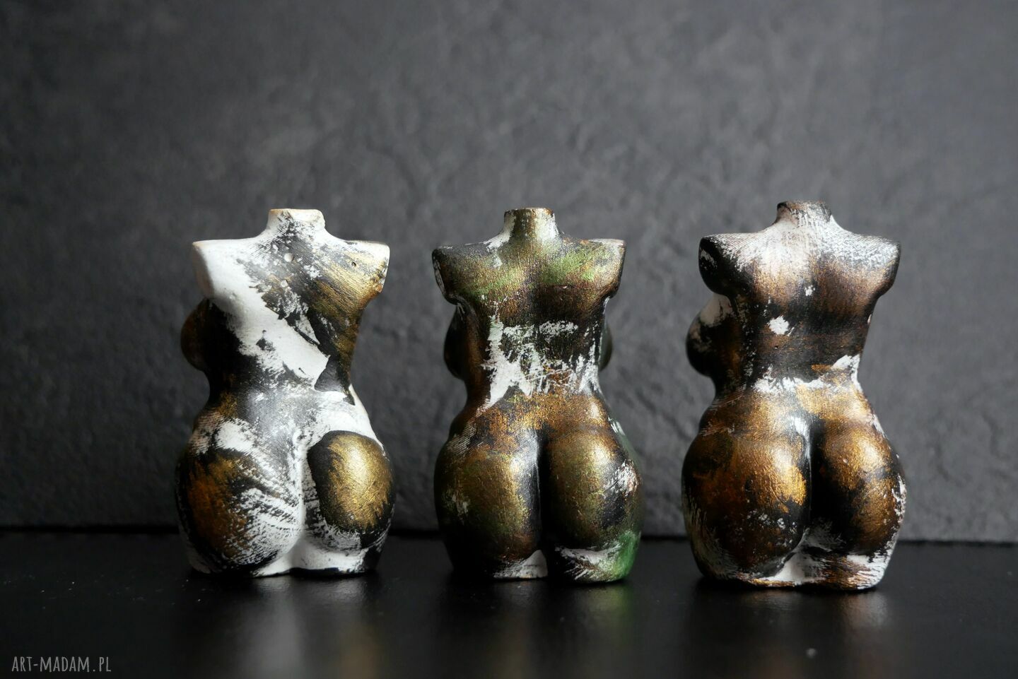 Trzy małe kobietki - ręcznie wykonane figurki z gipsu ok. 4,6 cm (zestaw 3)