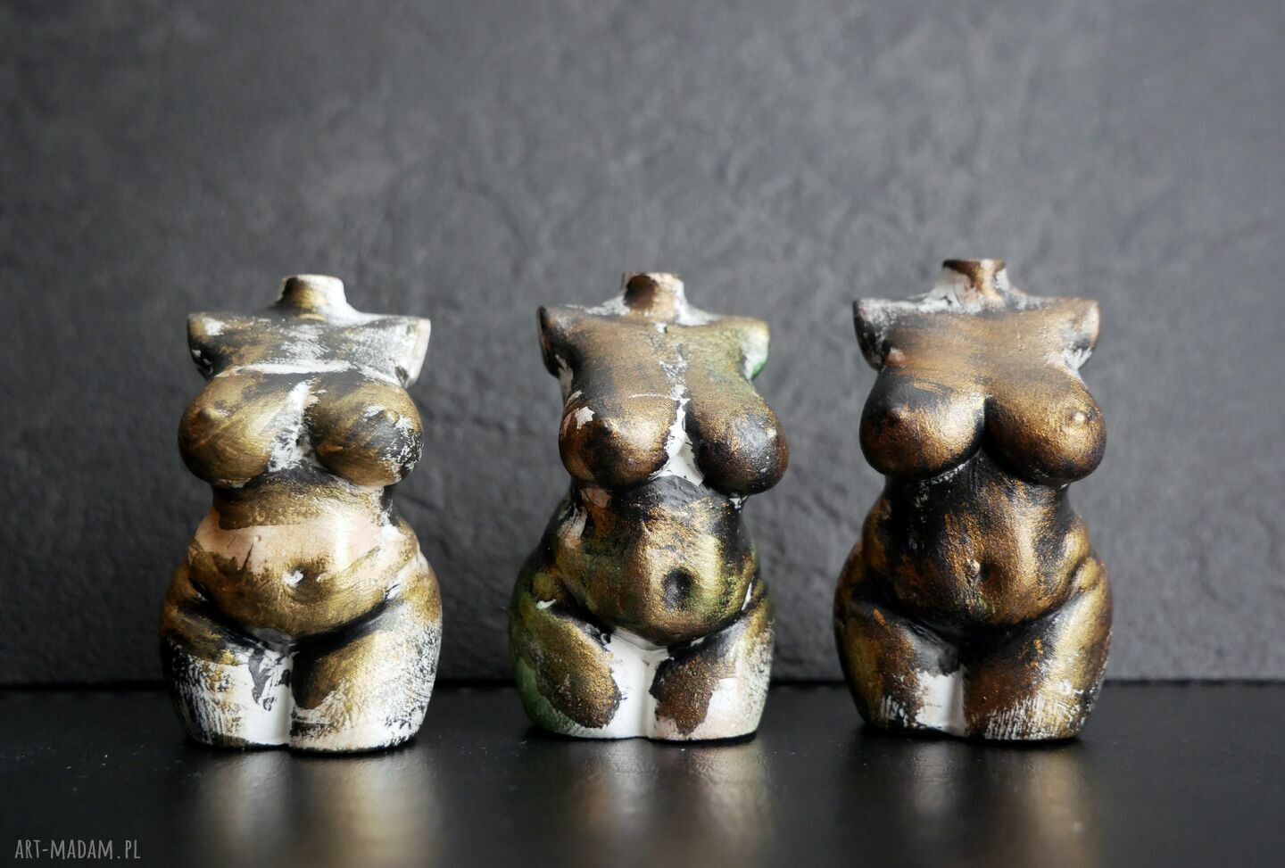 Trzy małe kobietki - ręcznie wykonane figurki z gipsu ok. 4,6 cm (zestaw 3)