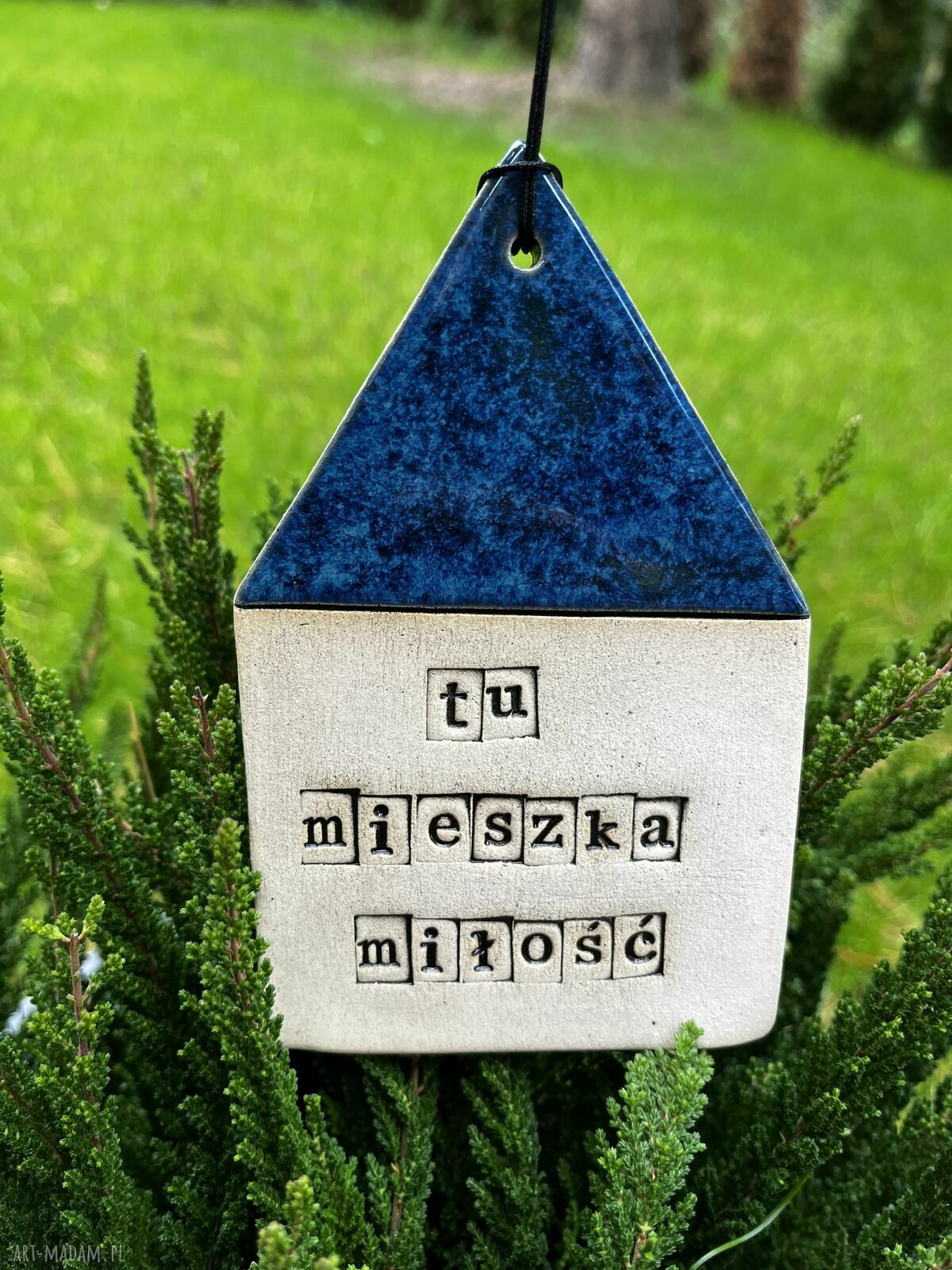 Ceramiczny domek „Tu mieszka miłość” - ręcznie robiona zawieszka