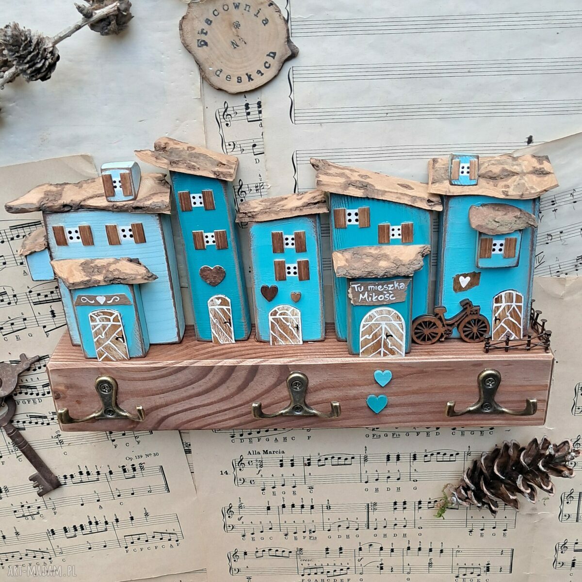 Turkusowy wieszak z drewnianymi domkami na klucze - rustykalny handmade
