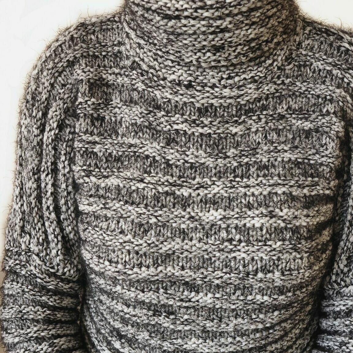 Sweter tunika golf ręcznie robiony - melanż czarno-biały