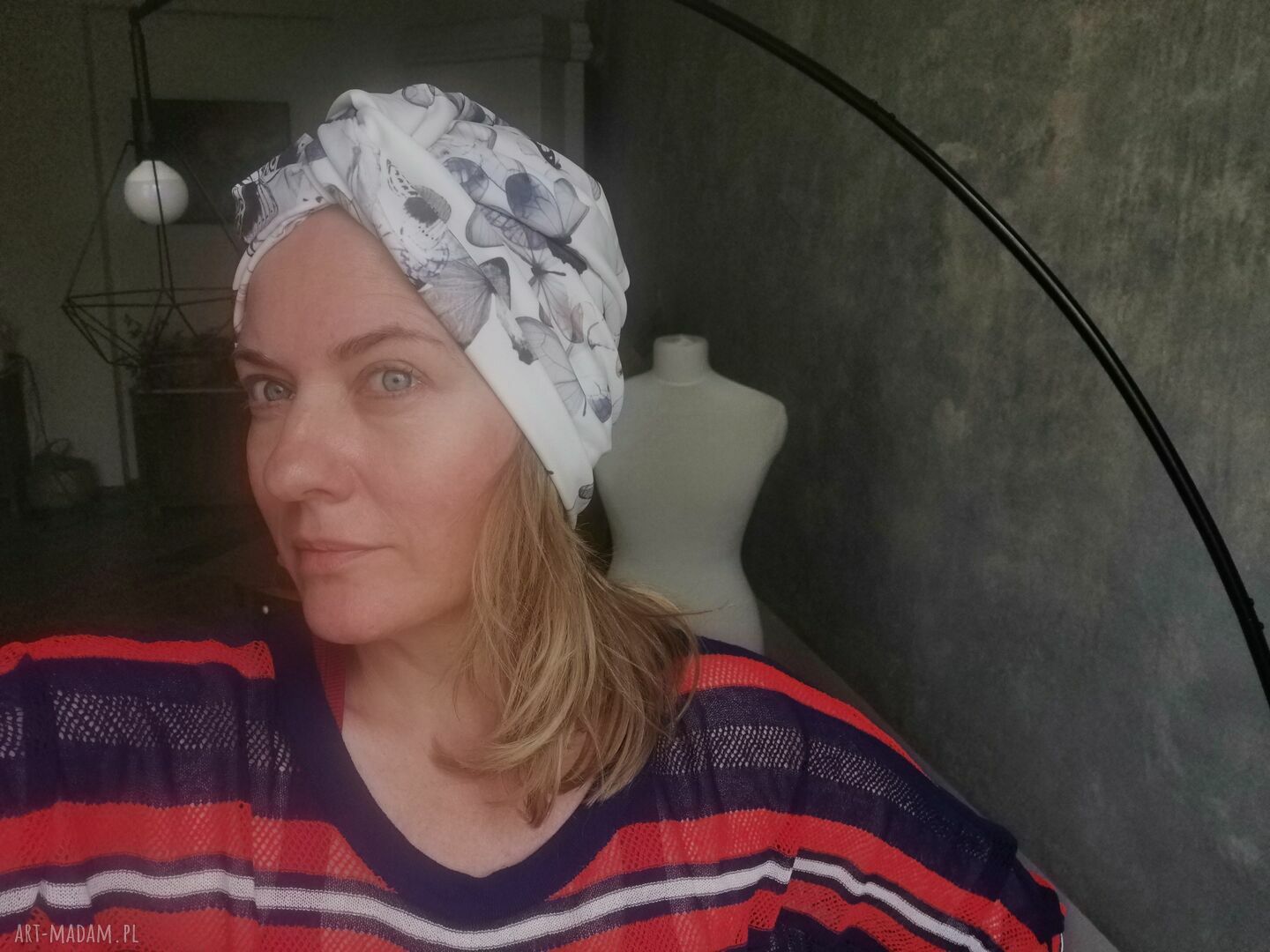 Turban damski biały w motyle - ręcznie robiony, uniwersalny