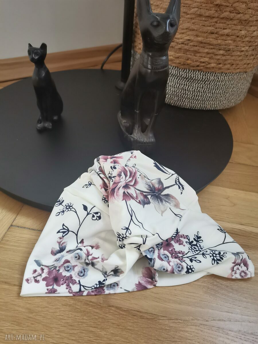 Ręcznie robiony turban damski biały w kwiaty - uniwersalny boho