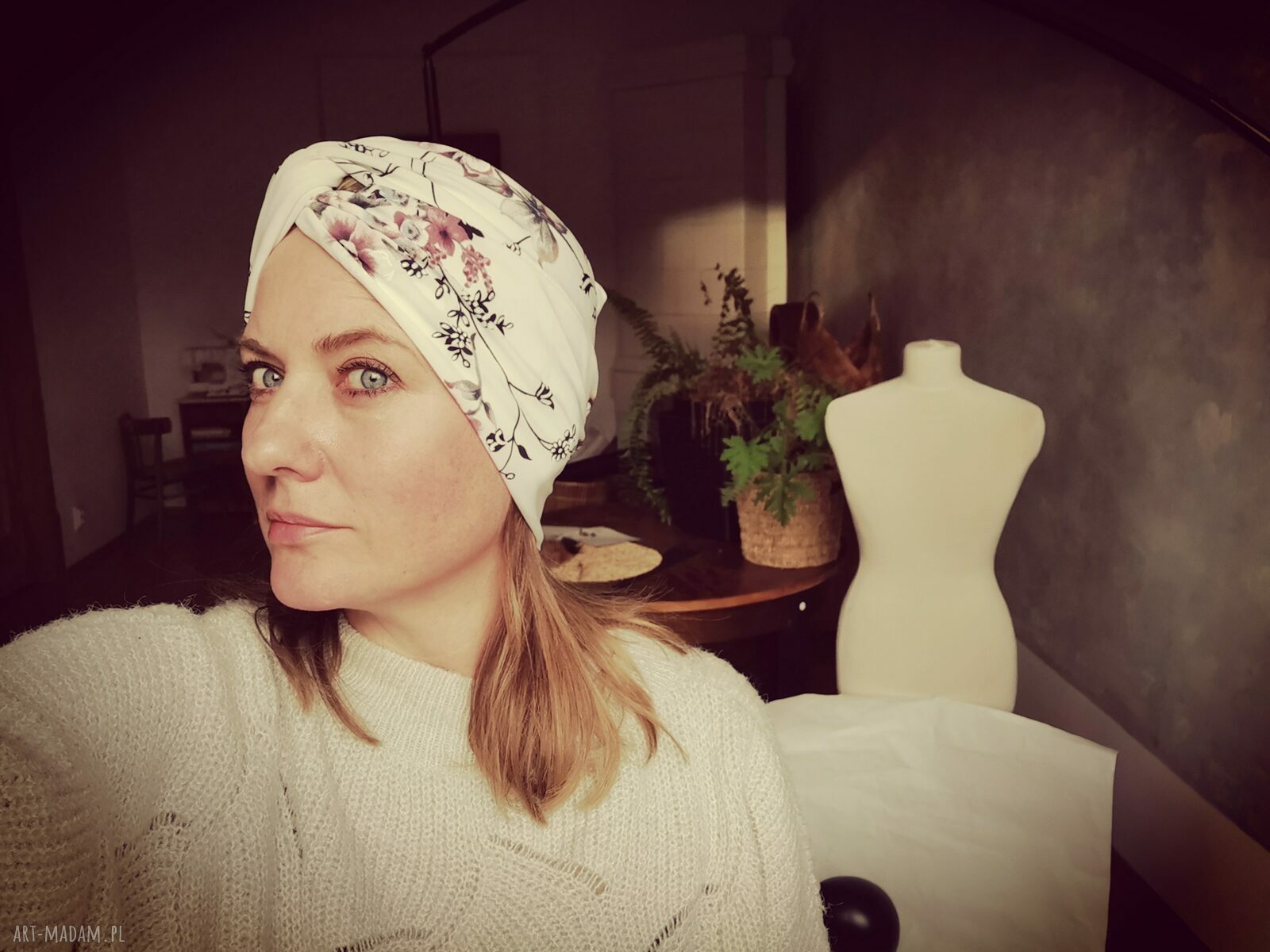 Ręcznie robiony turban damski biały w kwiaty - uniwersalny boho