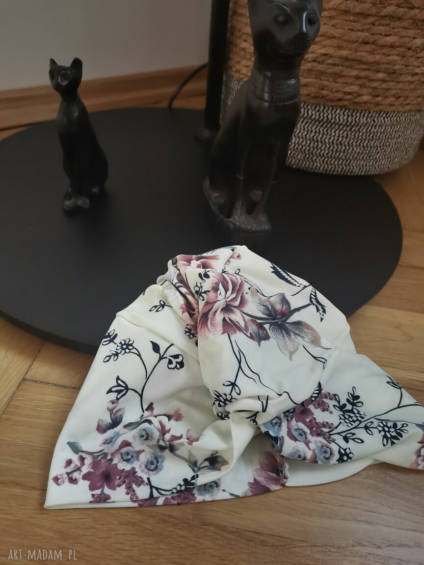 Ręcznie robiony turban damski biały w kwiaty - uniwersalny boho