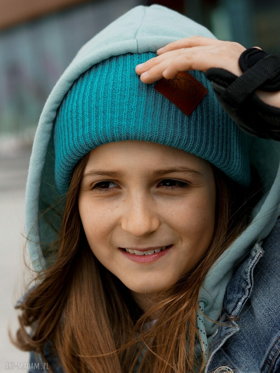 Turkusowa czapka dziecięca beanie wywijana z logo ekoskórka