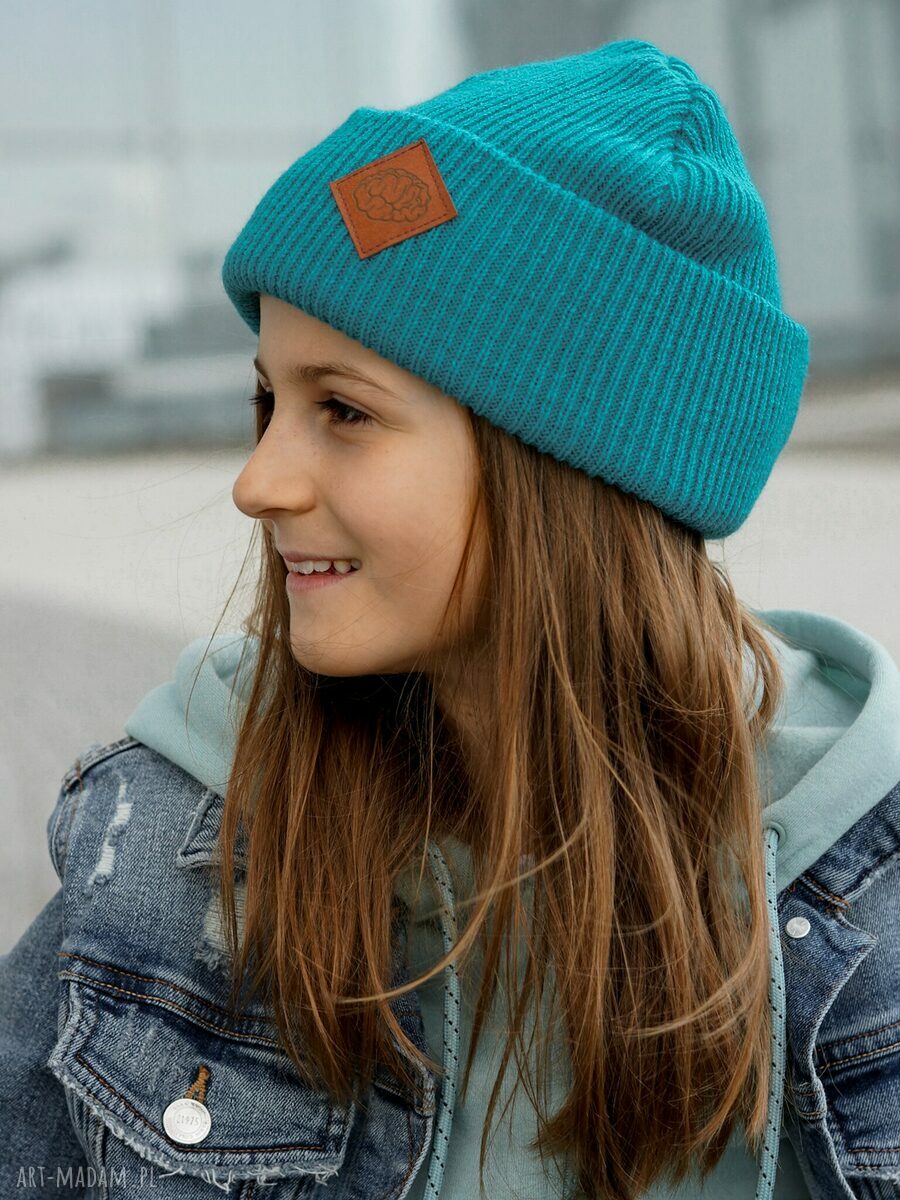 Turkusowa czapka dziecięca beanie wywijana z logo ekoskórka