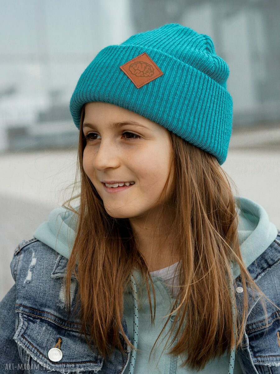 Turkusowa czapka dziecięca beanie wywijana z logo ekoskórka