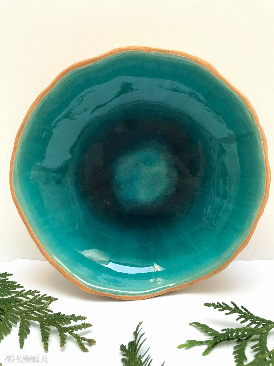 Turkusowa miska ceramiczna z roślinnym motywem