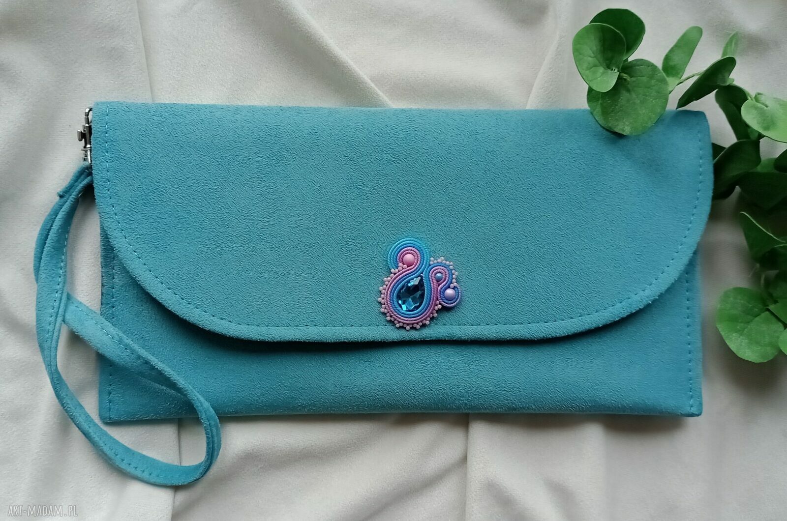 Turkusowa kopertówka do ręki z haftem soutache i kryształową aplikacją