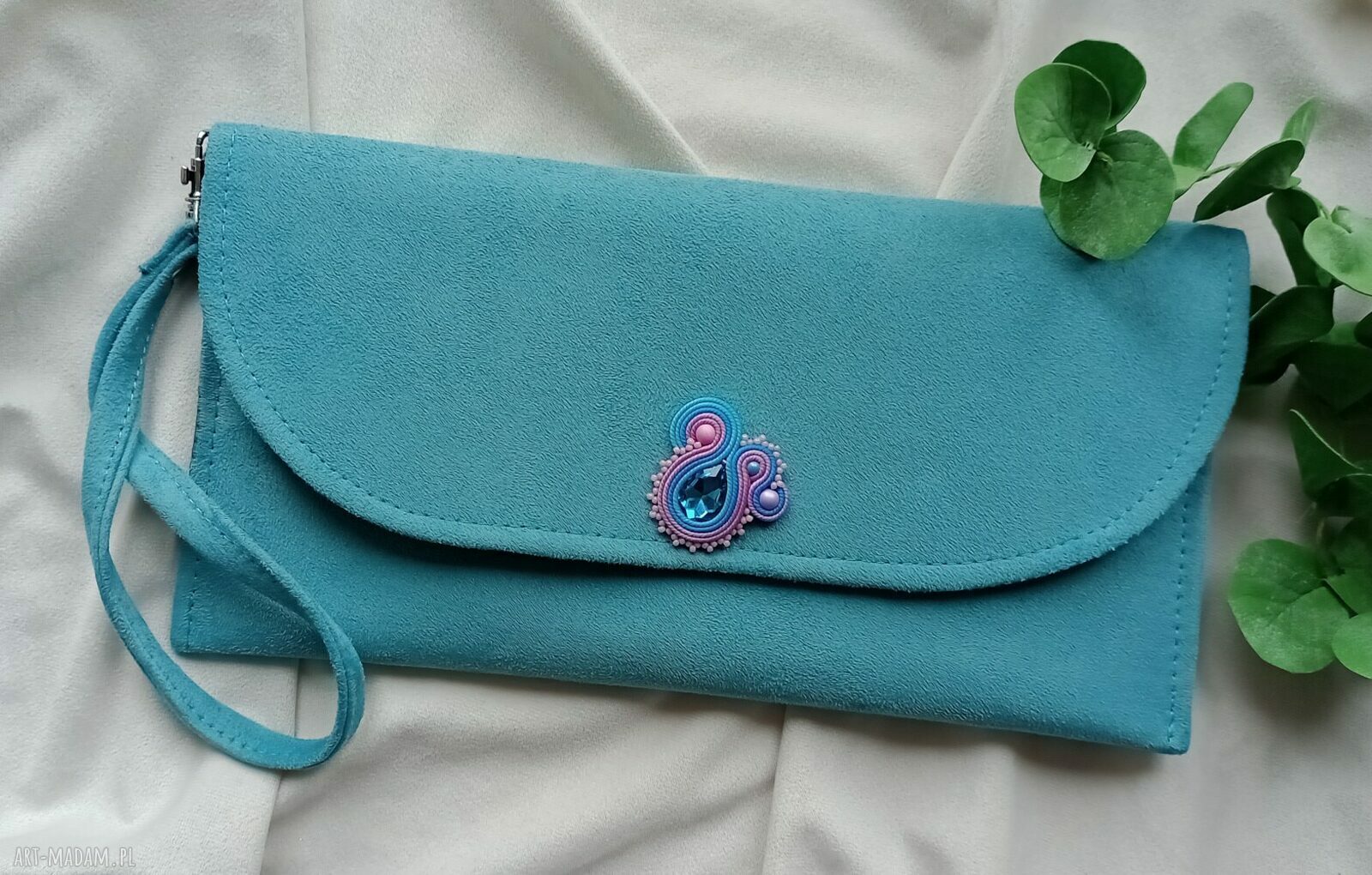 Turkusowa kopertówka do ręki z haftem soutache i kryształową aplikacją