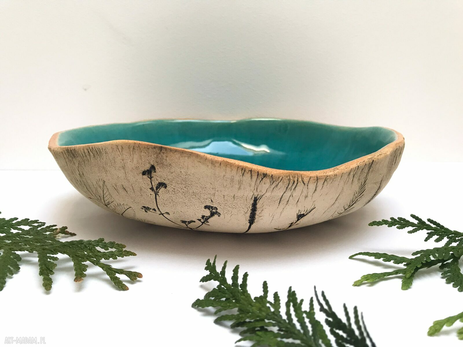 Turkusowa miska ceramiczna z roślinnym motywem