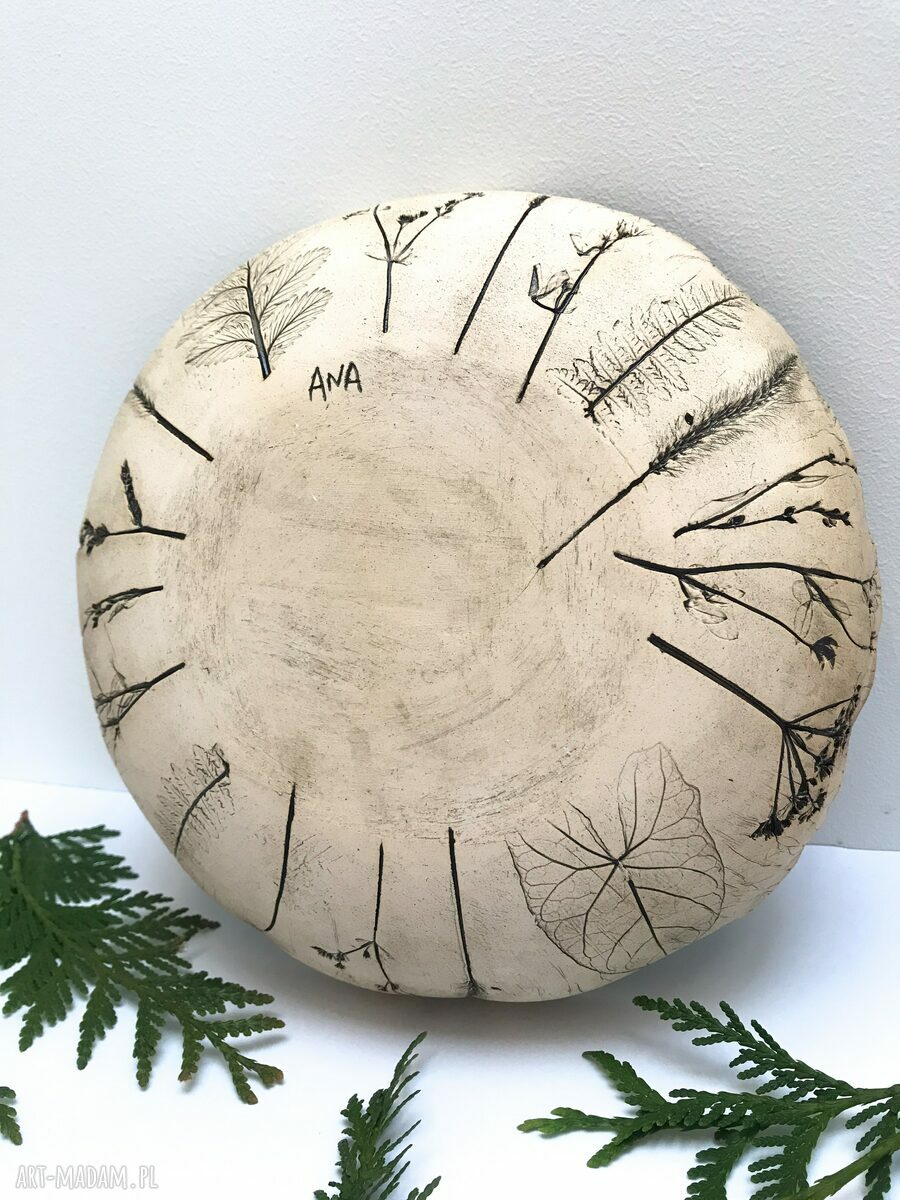 Turkusowa miska ceramiczna z roślinnym motywem