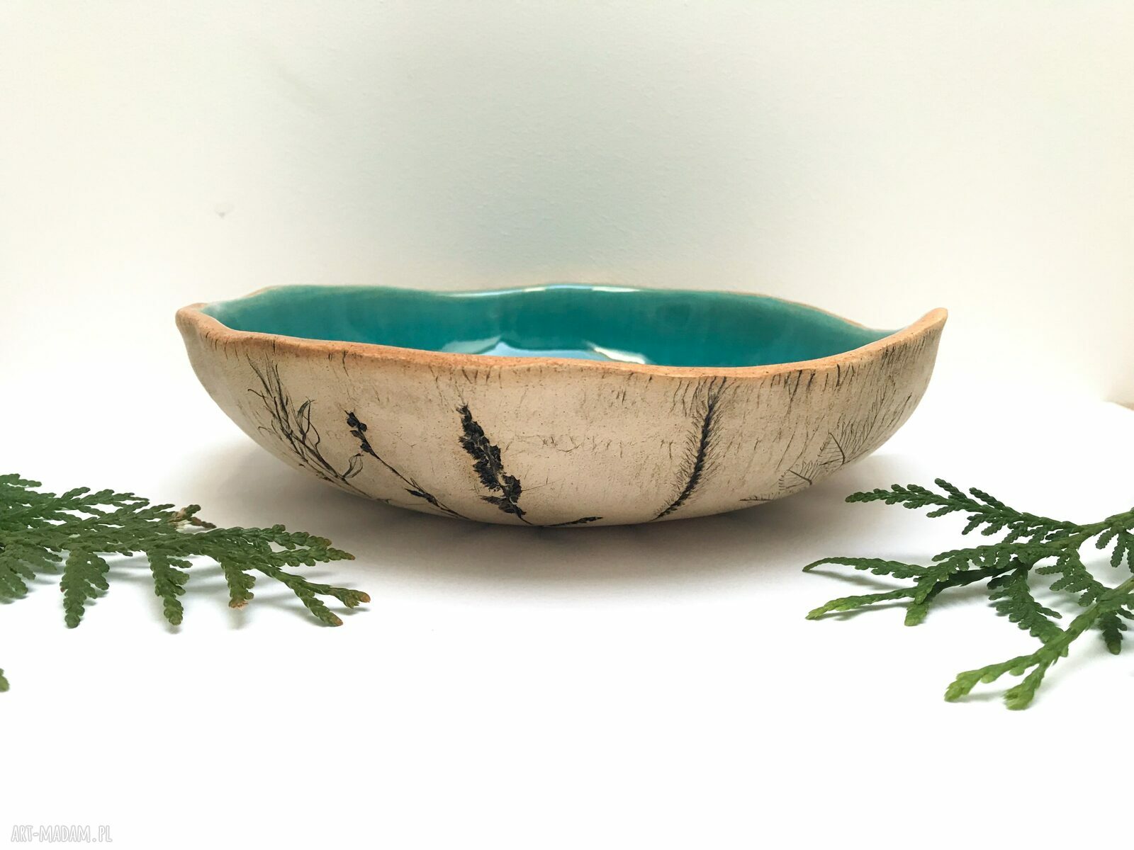 Turkusowa miska ceramiczna z roślinnym motywem