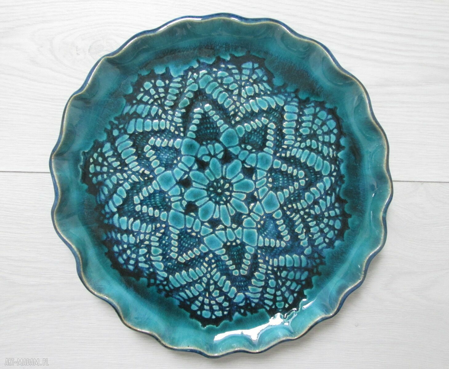 Turkusowa patera ceramiczna z koronkowym wzorem