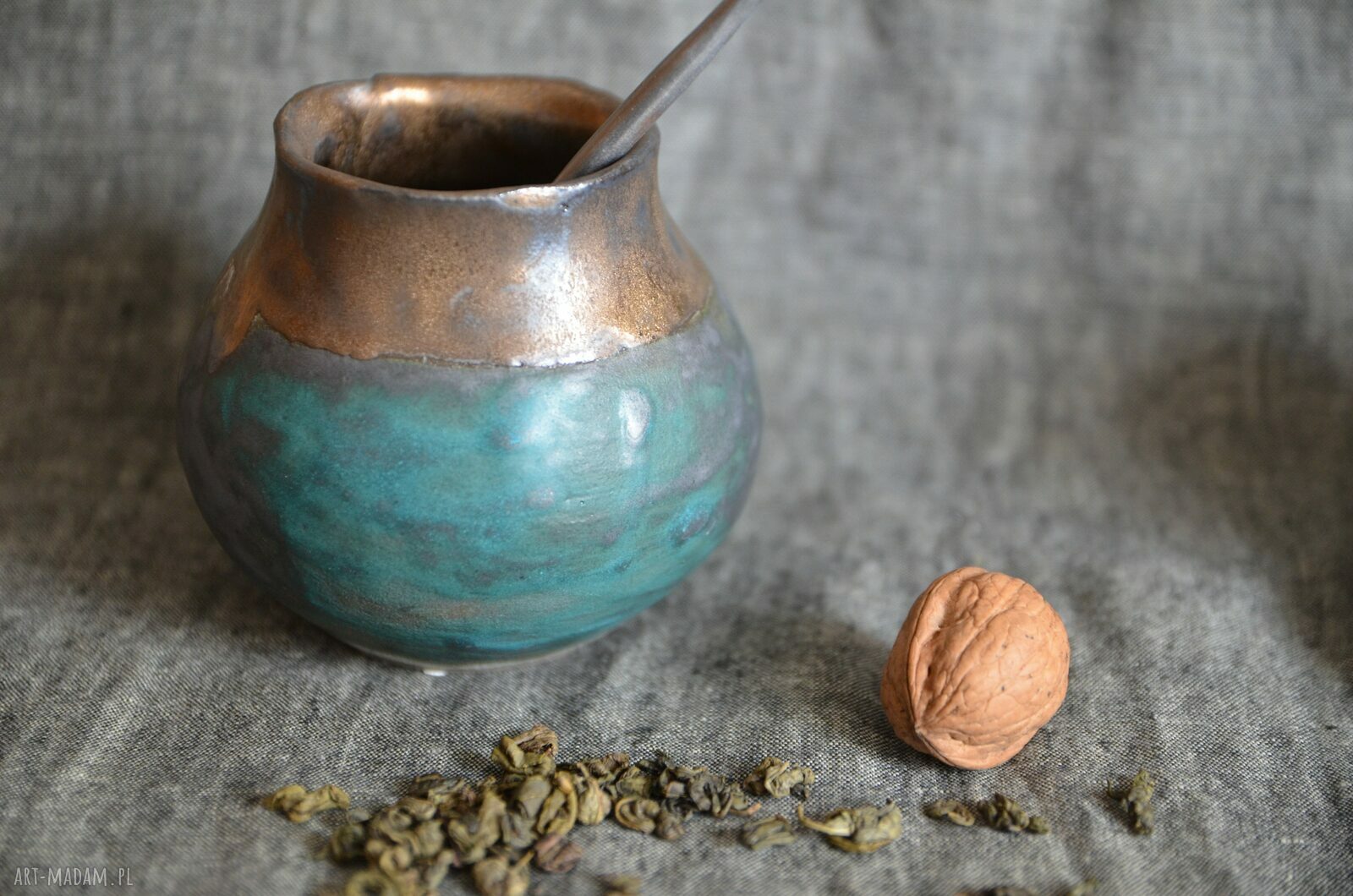Turkusowe matero do yerba mate z kamionki - złote wnętrze i masywne ścianki (300 ml)