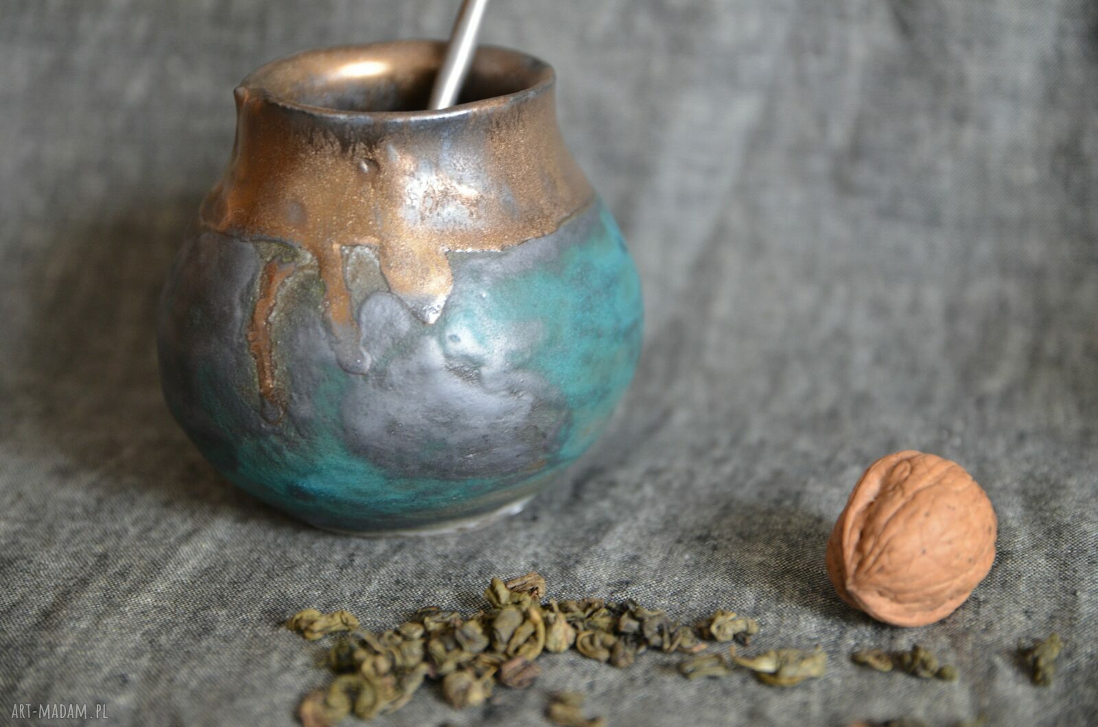 Turkusowe matero do yerba mate z kamionki - złote wnętrze i masywne ścianki (300 ml)