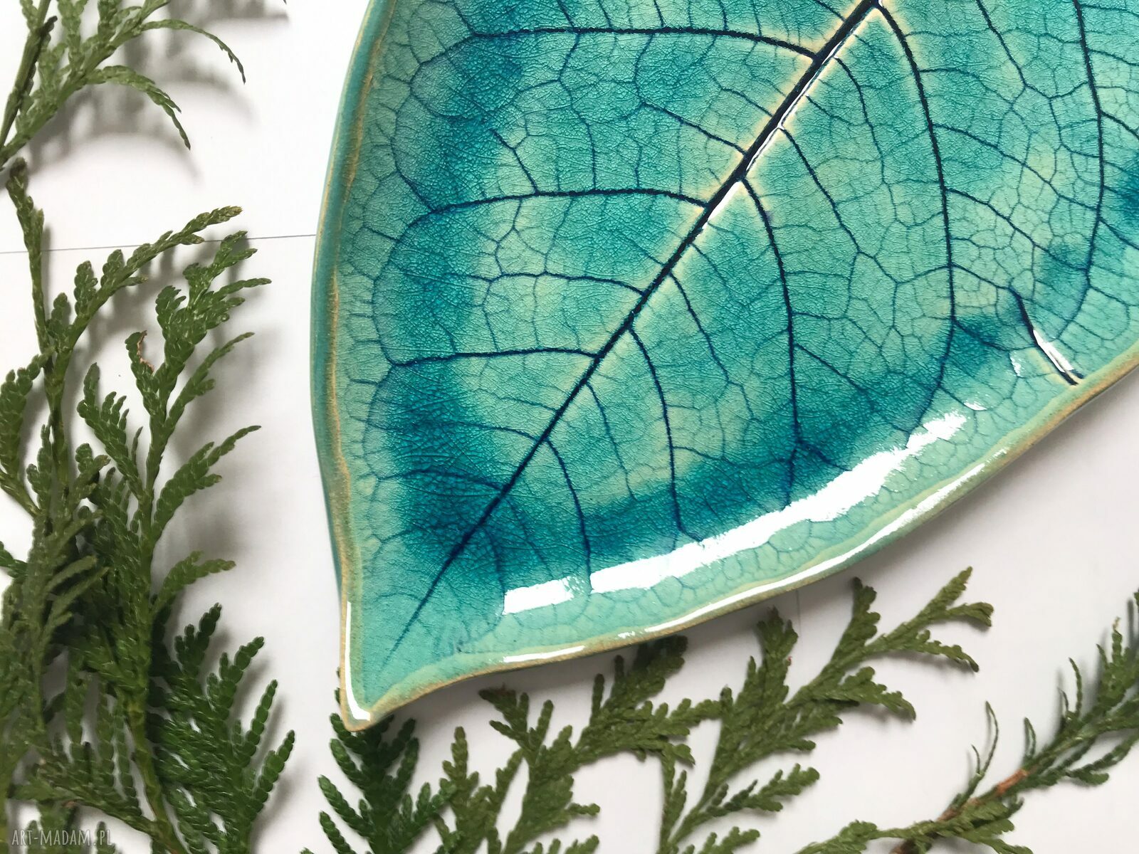 Turkusowy dekoracyjny liść - ceramiczny talerzyk handmade na biżuterię