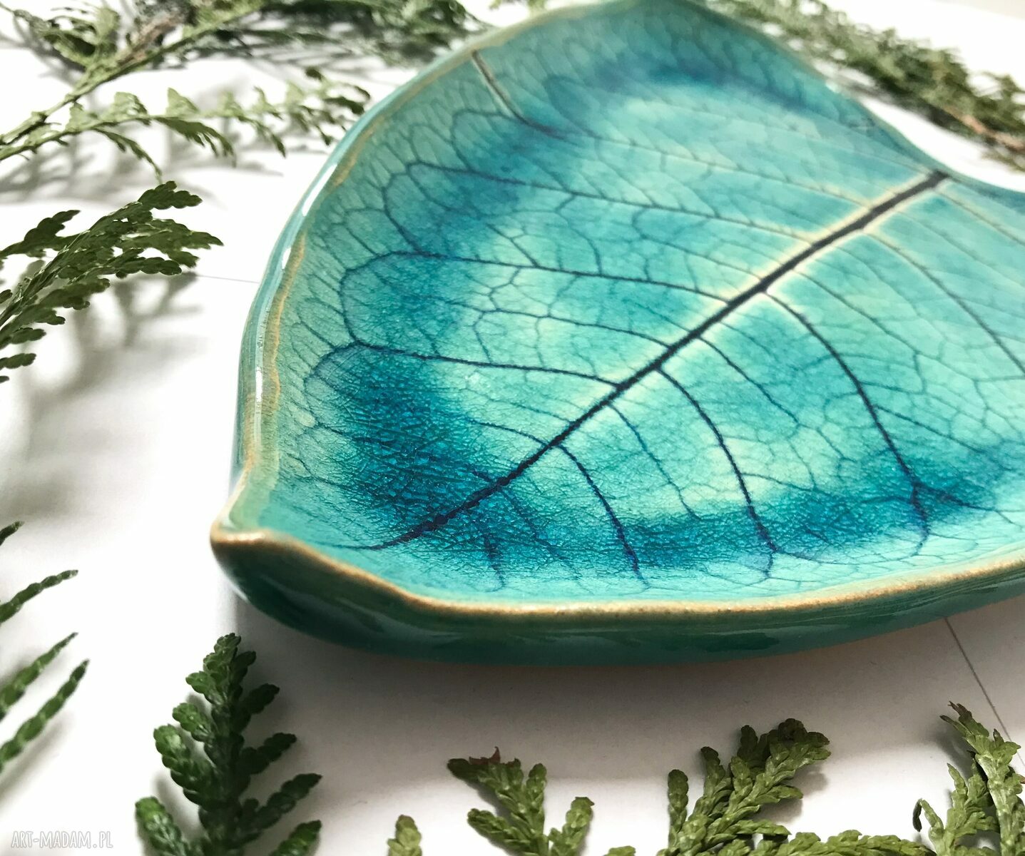 Turkusowy dekoracyjny liść - ceramiczny talerzyk handmade na biżuterię