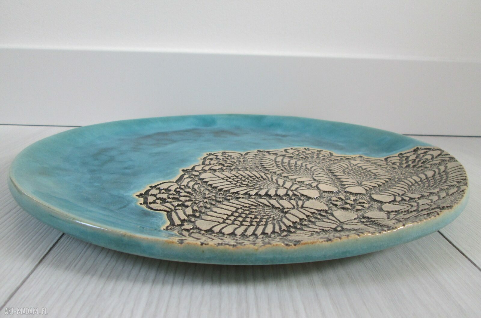 Turkusowy talerz ceramiczny z koronkowym motywem