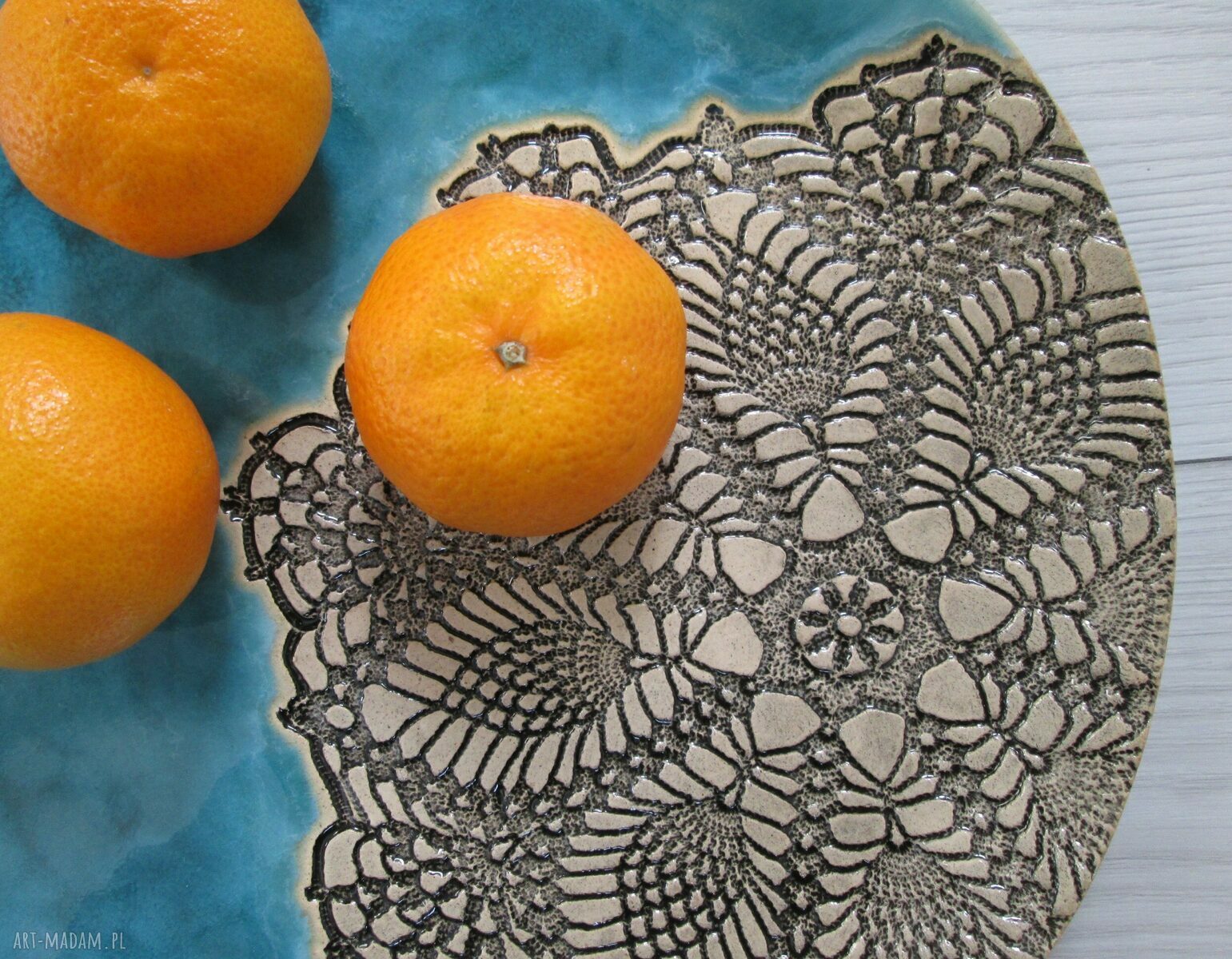 Turkusowy talerz ceramiczny z koronkowym motywem