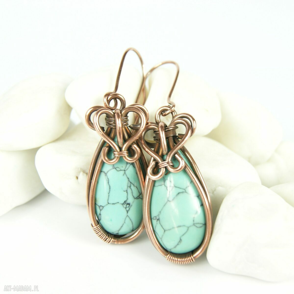 Wiszące kolczyki z turkusowym howlitem i miedzianym wire wrapping