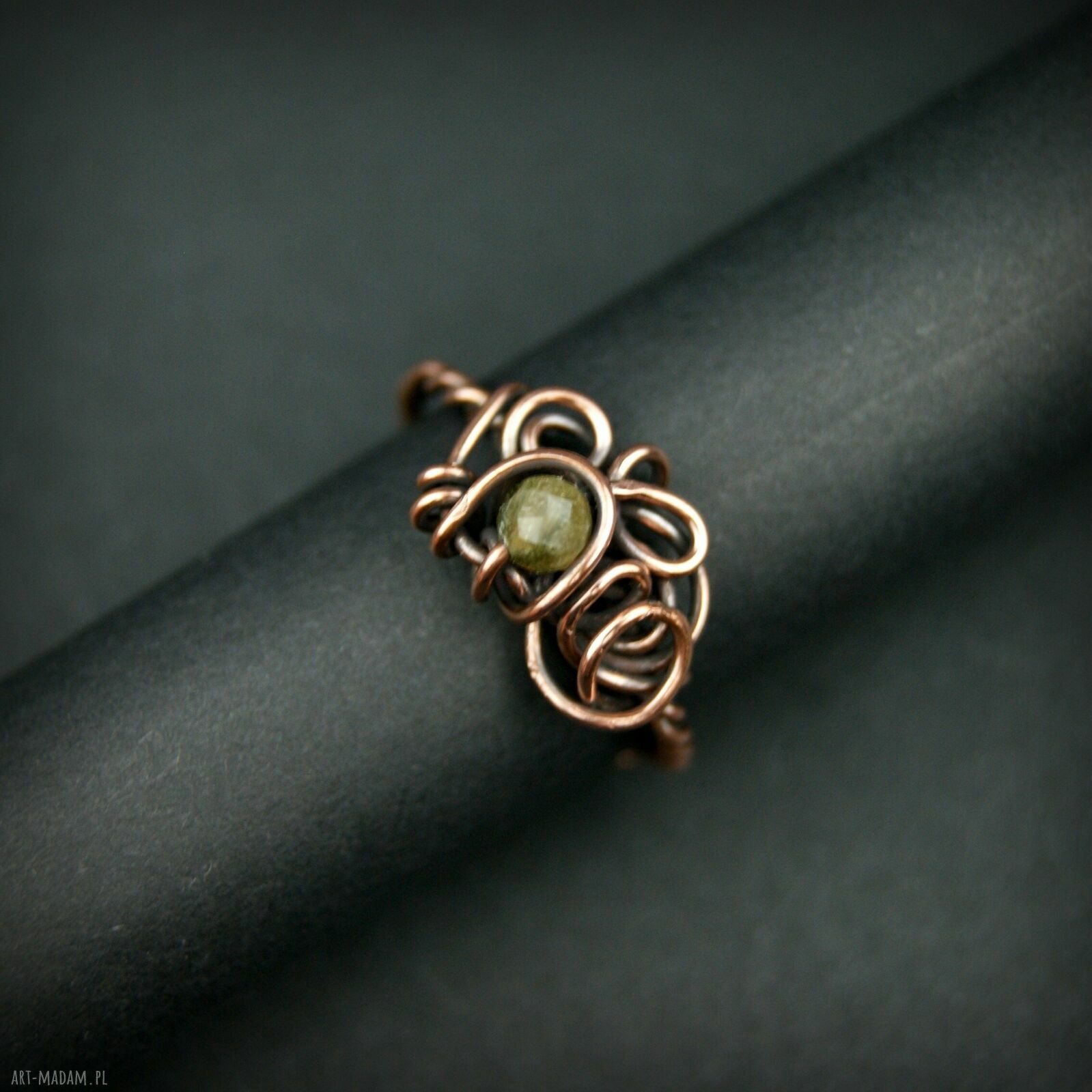 Regulowany pierścionek z turmalinem w miedzi (wire wrapping)
