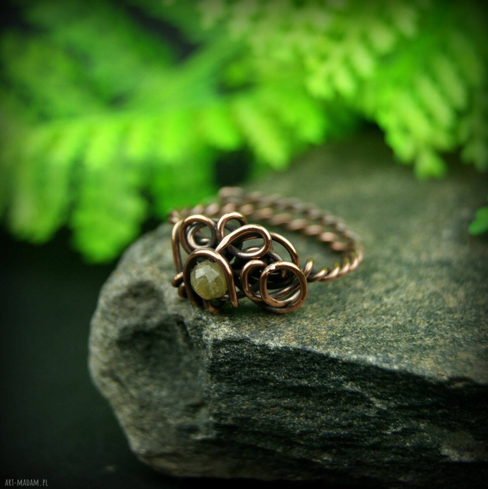 Regulowany pierścionek z turmalinem w miedzi (wire wrapping)