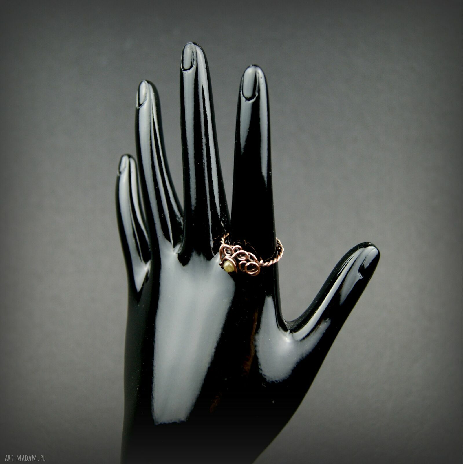 Regulowany pierścionek z turmalinem w miedzi (wire wrapping)