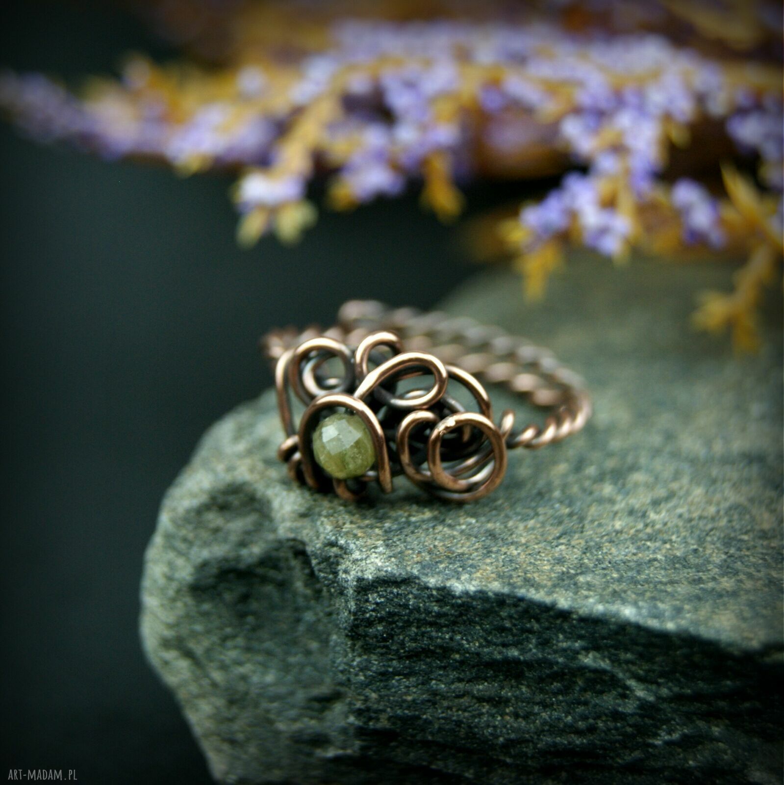 Regulowany pierścionek z turmalinem w miedzi (wire wrapping)