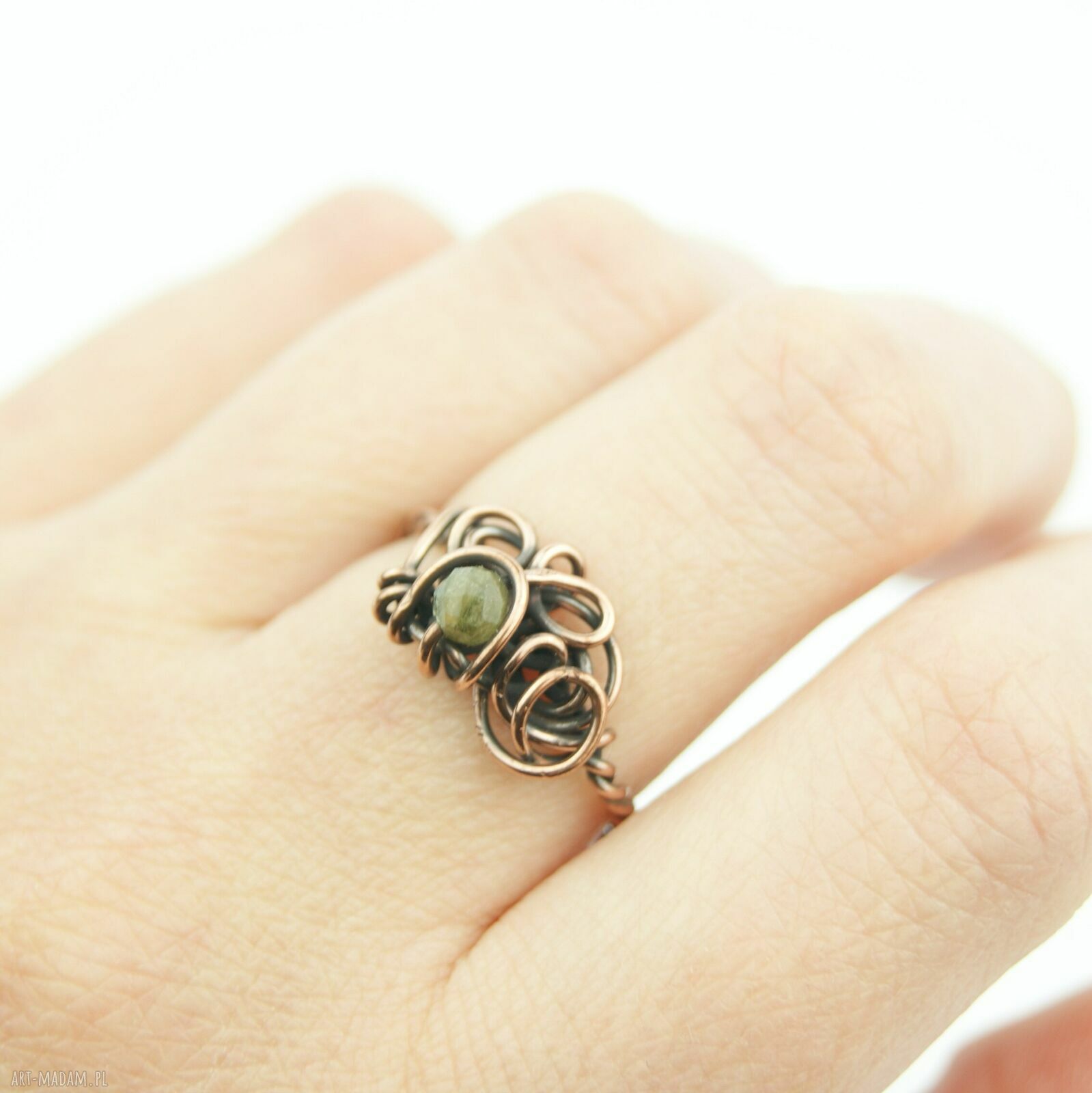 Regulowany pierścionek z turmalinem w miedzi (wire wrapping)