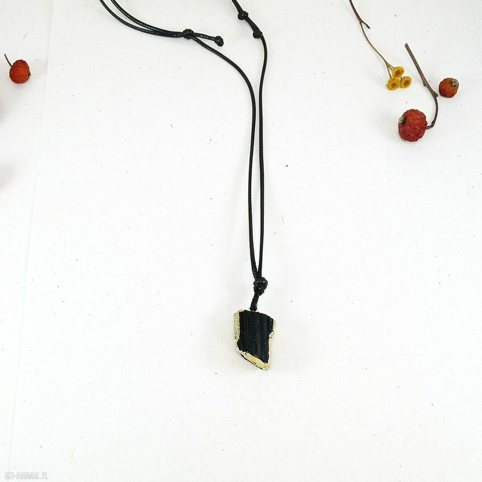 Surowy turmalin No 1 - wisiorek handmade na czarnym sznurku
