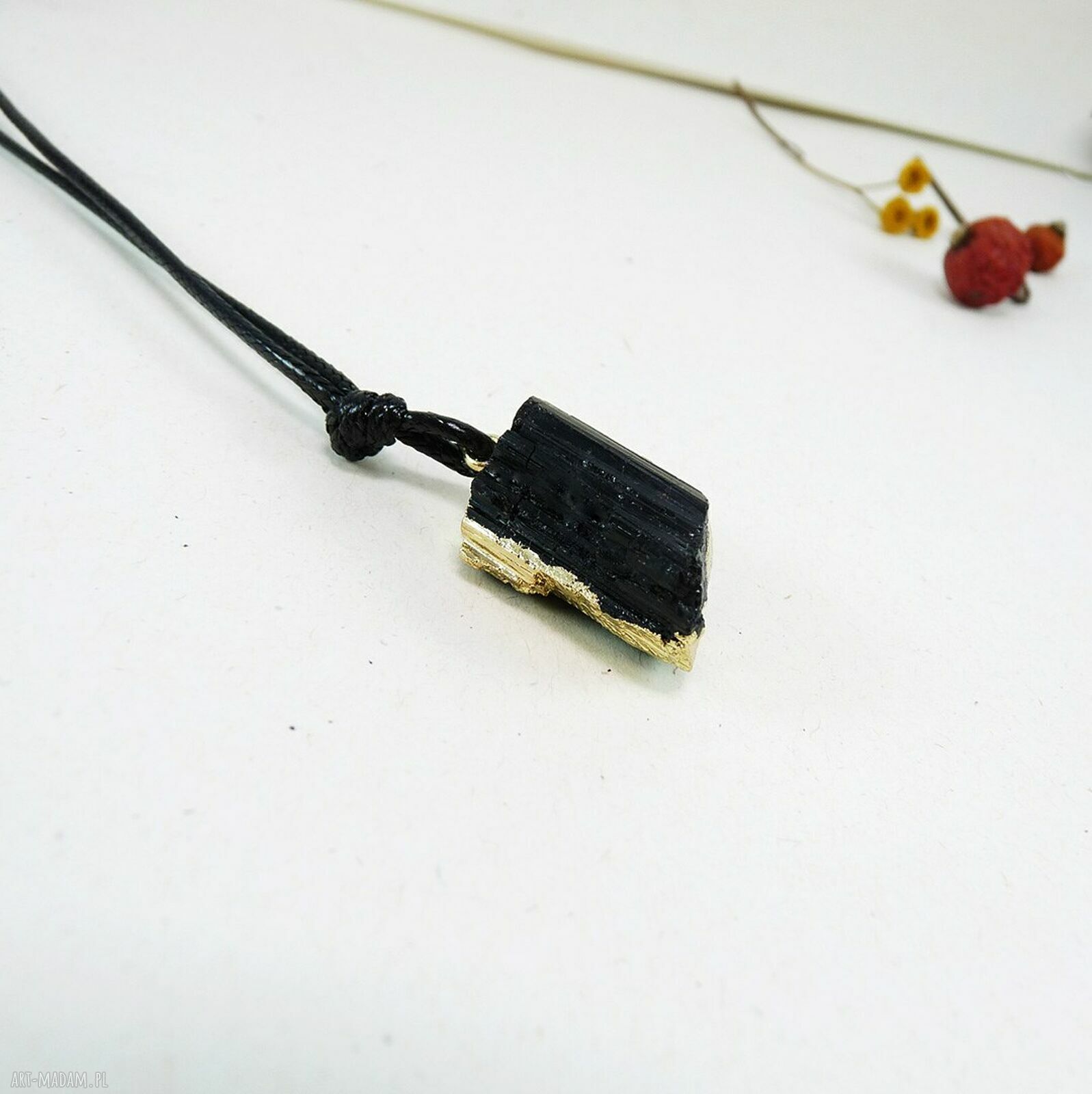 Surowy turmalin No 1 - wisiorek handmade na czarnym sznurku
