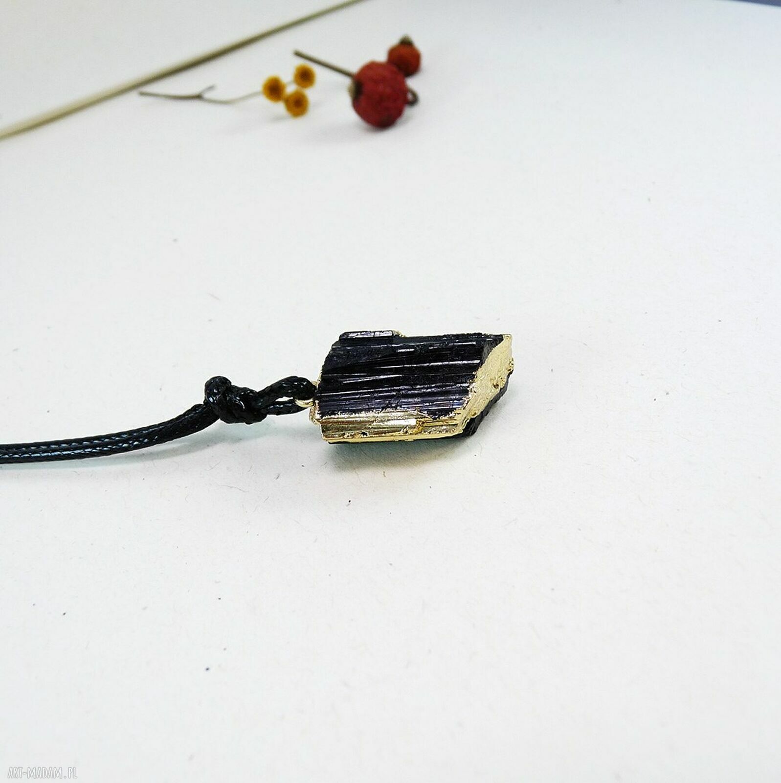Surowy turmalin No 1 - wisiorek handmade na czarnym sznurku