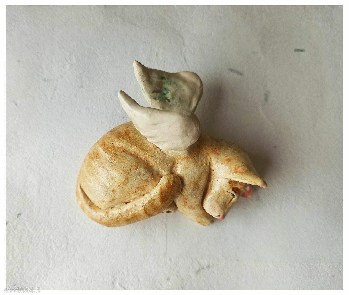 Tygrysek ze skrzydełkami - ceramiczna dekoracja handmade