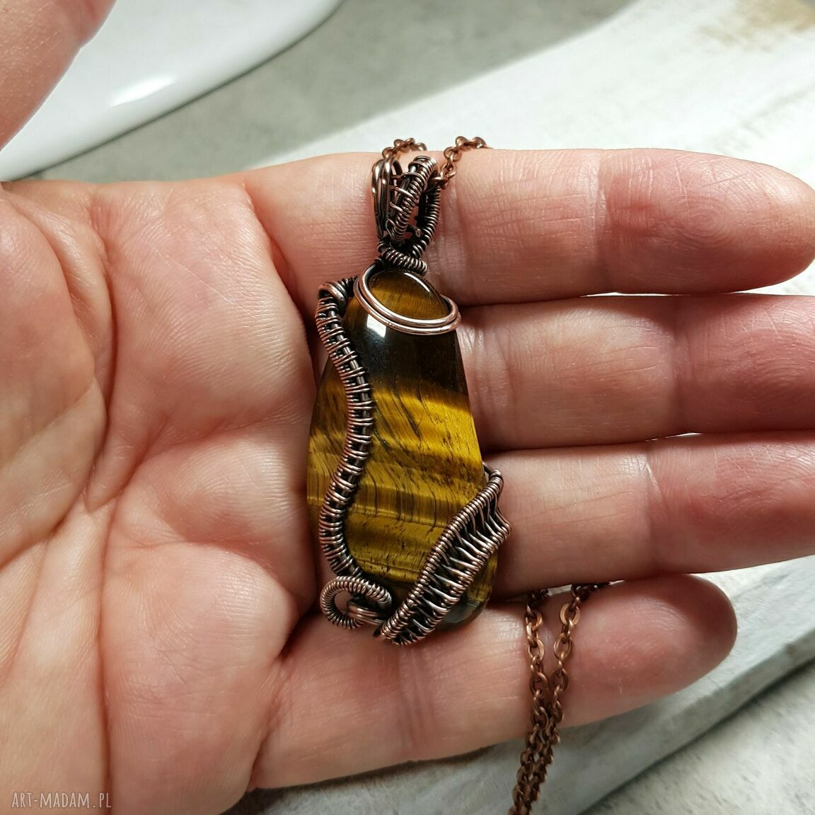 Miedziany wisiorek z tygrysim okiem w technice wire wrapping