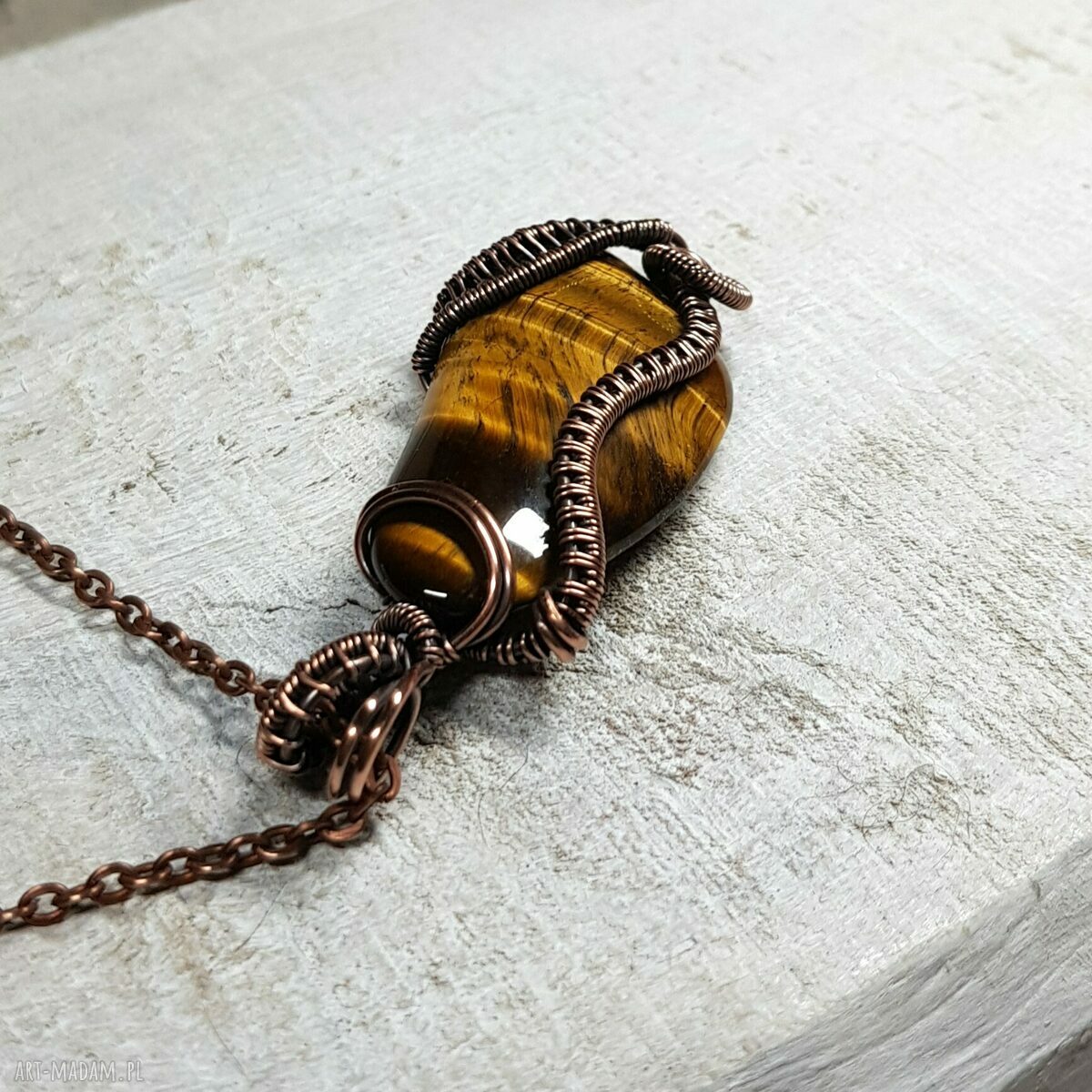 Miedziany wisiorek z tygrysim okiem w technice wire wrapping