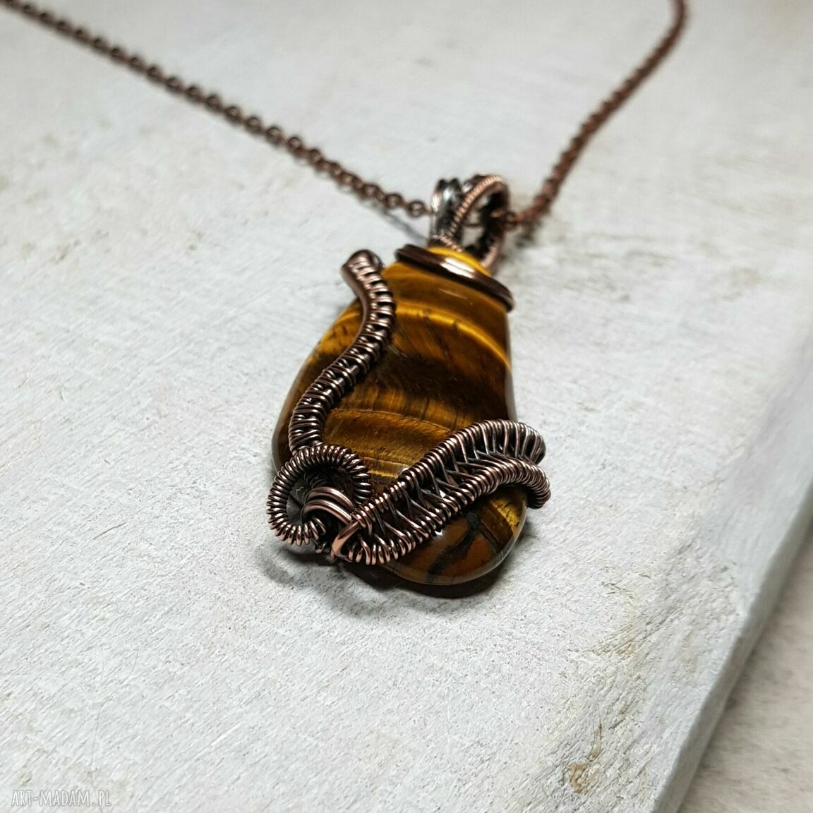 Miedziany wisiorek z tygrysim okiem w technice wire wrapping