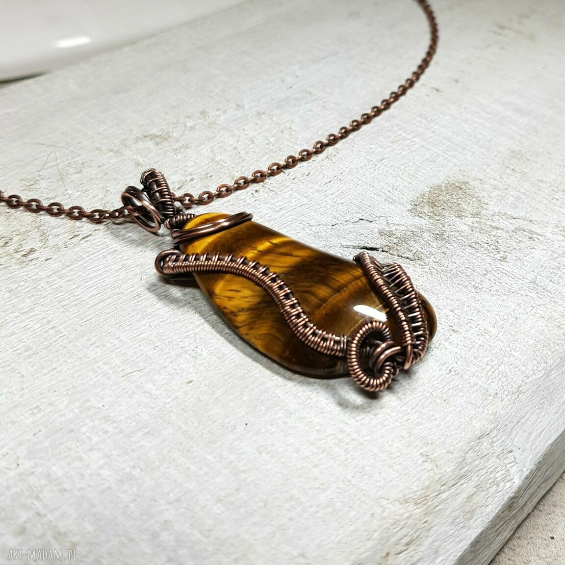 Miedziany wisiorek z tygrysim okiem w technice wire wrapping