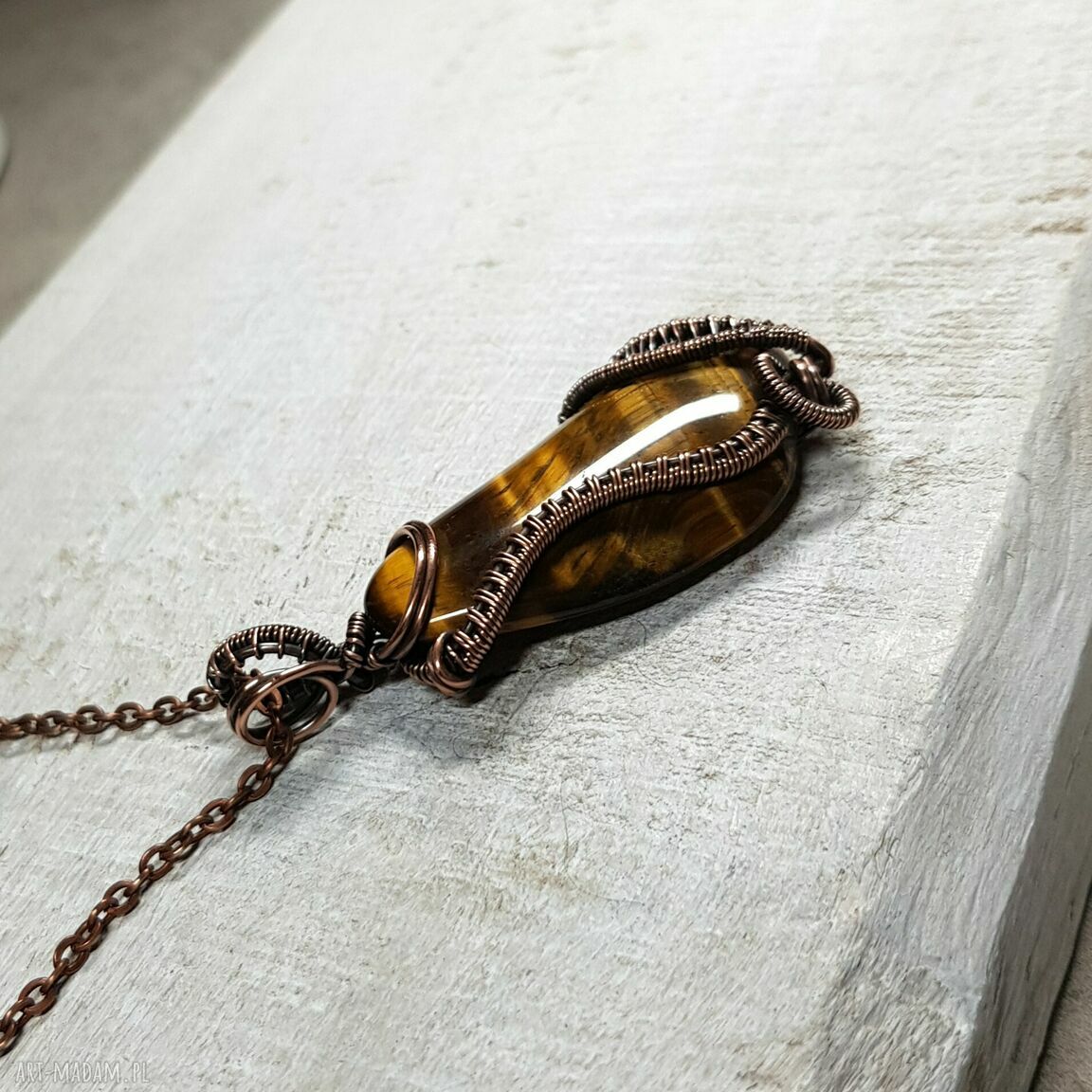 Miedziany wisiorek z tygrysim okiem w technice wire wrapping